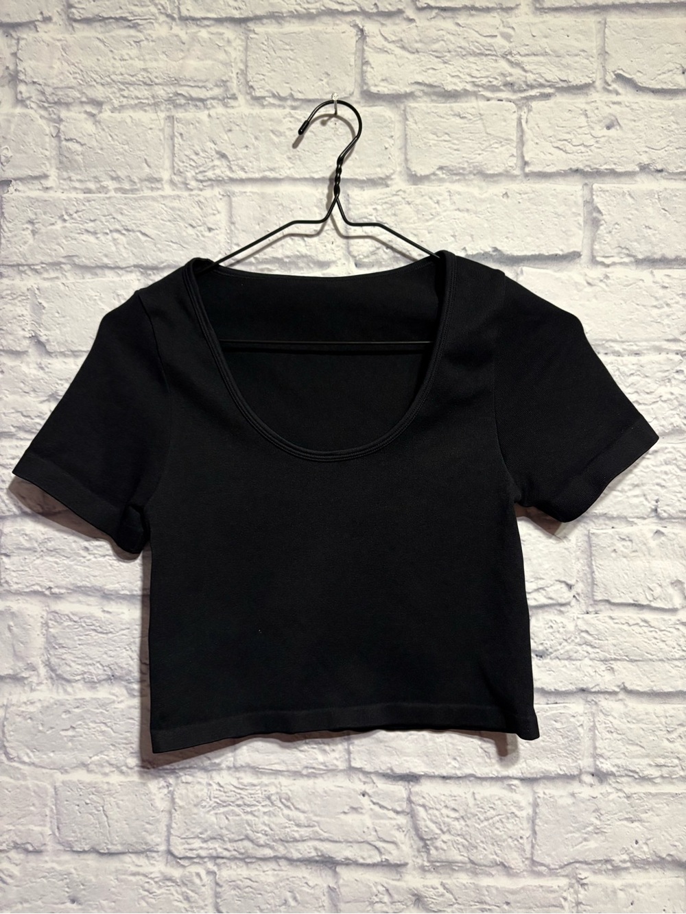 OQQ Classic Black Stretch Scoop Neck Crop Top - Women's Small